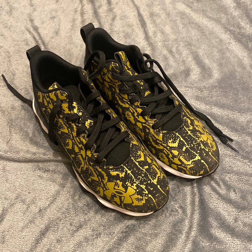 Under Armour Football Cleats. Boys size 2.5. Worn 1-2x.